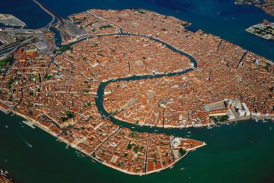 Vista aérea da ilha da cidade velha de Veneza e suas lagoas circundantes. Canal Grande no centro da foto.
